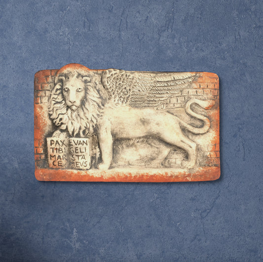 Der gehende geflügelte Markuslöwe, Wandrelief aus Terrakotta