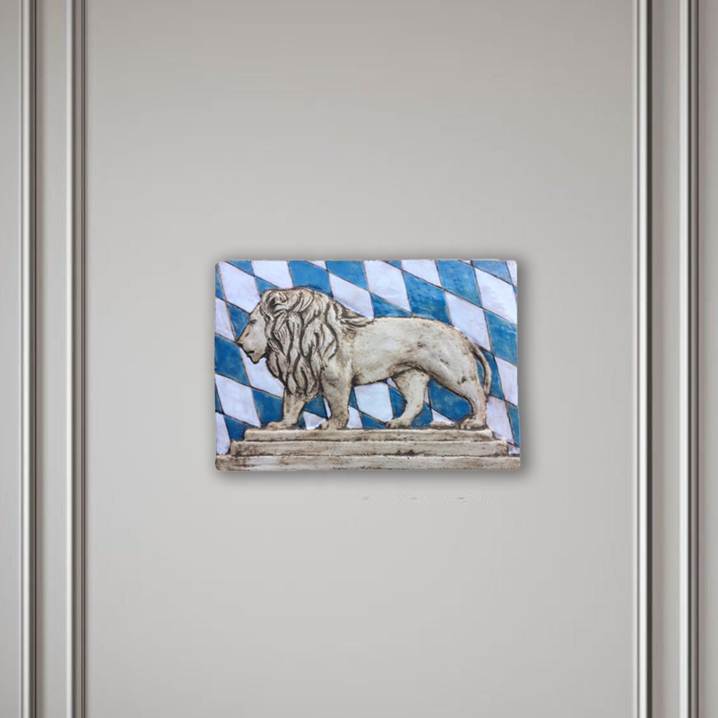 Der Bayerischer Löwe, bemalte Skulptur aus Keramik
